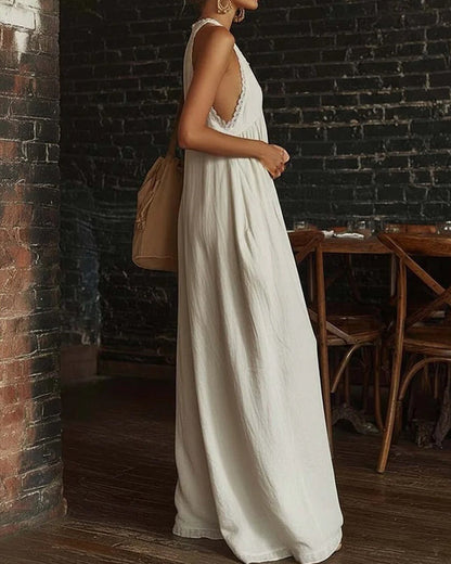Mono bohemio de pierna ancha, con cuello halter, escote profundo en V y detalle de encaje.