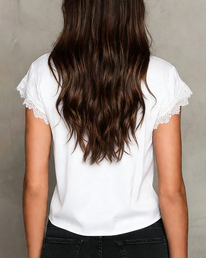 Blusa de Satén con Escote en V y Detalles de Encaje