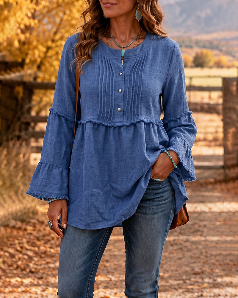 Blusa bohemia con bajo peplum y detalles deshilachados.