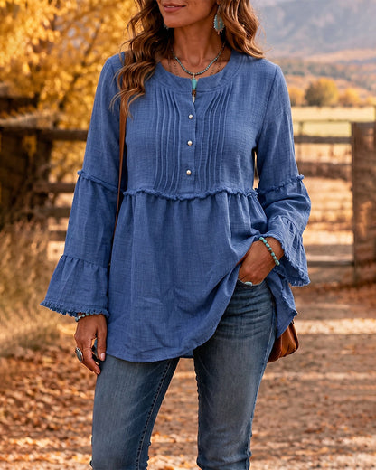 Blusa bohemia con bajo peplum y detalles deshilachados.