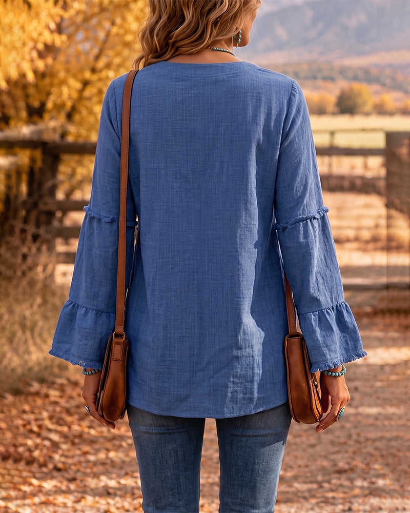 Blusa bohemia con bajo peplum y detalles deshilachados.