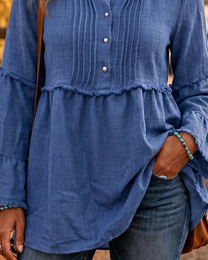 Blusa bohemia con bajo peplum y detalles deshilachados.