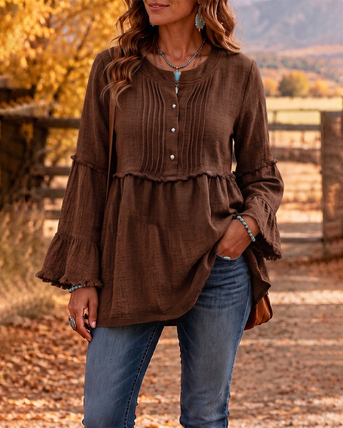 Blusa bohemia con bajo peplum y detalles deshilachados.