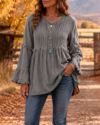 Blusa bohemia con bajo peplum y detalles deshilachados.
