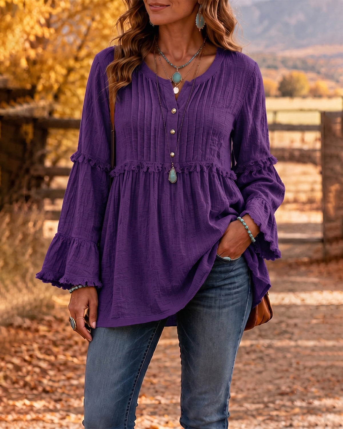 Blusa bohemia con bajo peplum y detalles deshilachados.