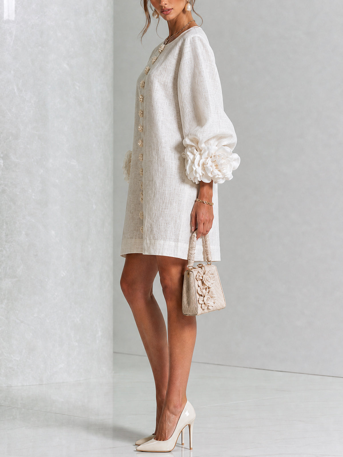 Vestido Blanco Mini de Mezcla de Lino con Puños de Flores