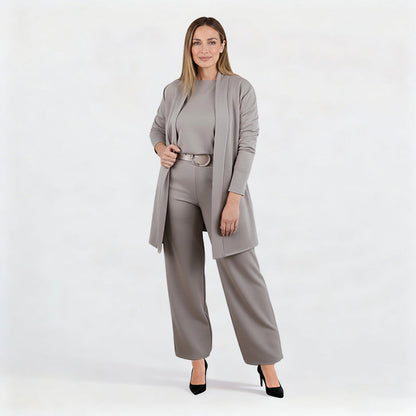 Elegante conjunto de 3 piezas con cárdigan largo, top y pantalón.