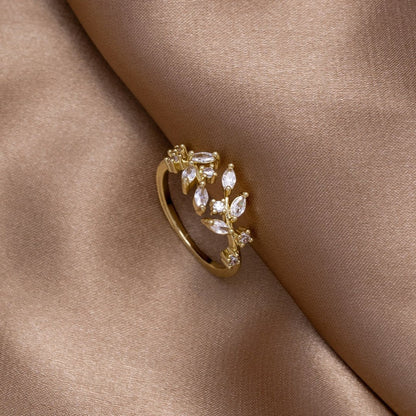 Anillo Dorado con Cristales y Diseño de Enredadera
