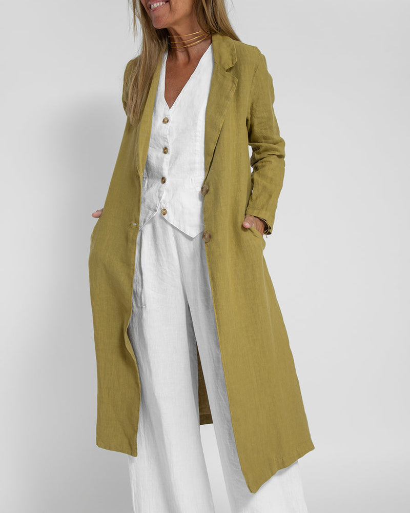 Chaqueta tipo blazer casual de corte entallado, con solapa y bolsillos con solapa.