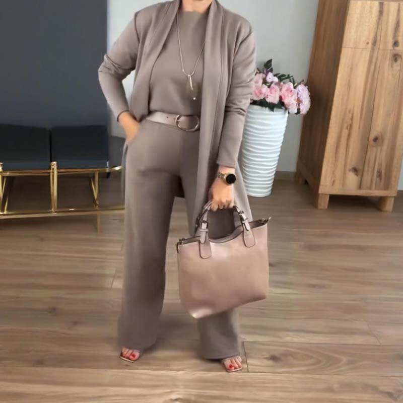 Elegante conjunto de 3 piezas con cárdigan largo, top y pantalón.