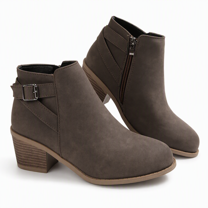 Botines para mujer con hebilla lateral inclinada, tacón grueso en el centro y cremallera lateral.