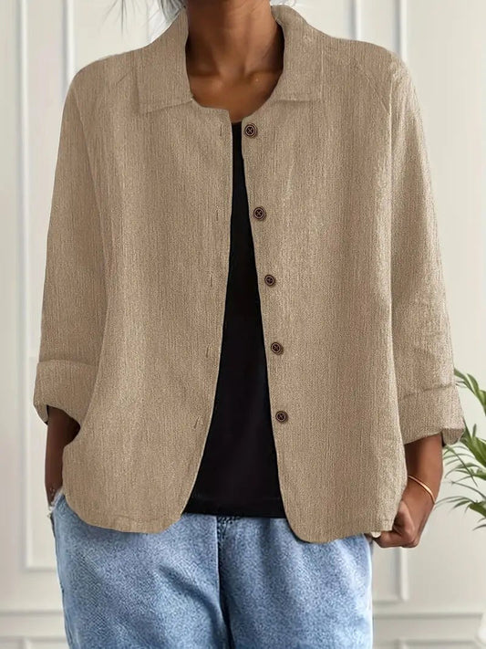 Chaqueta color arena con textura arrugada